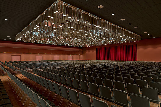 CCH Saal 3 - Reihenbestuhlung / © Planung Arbeitsgemeinschaft agnLeusmann mit TIM HUPE Architekten, Hamburg