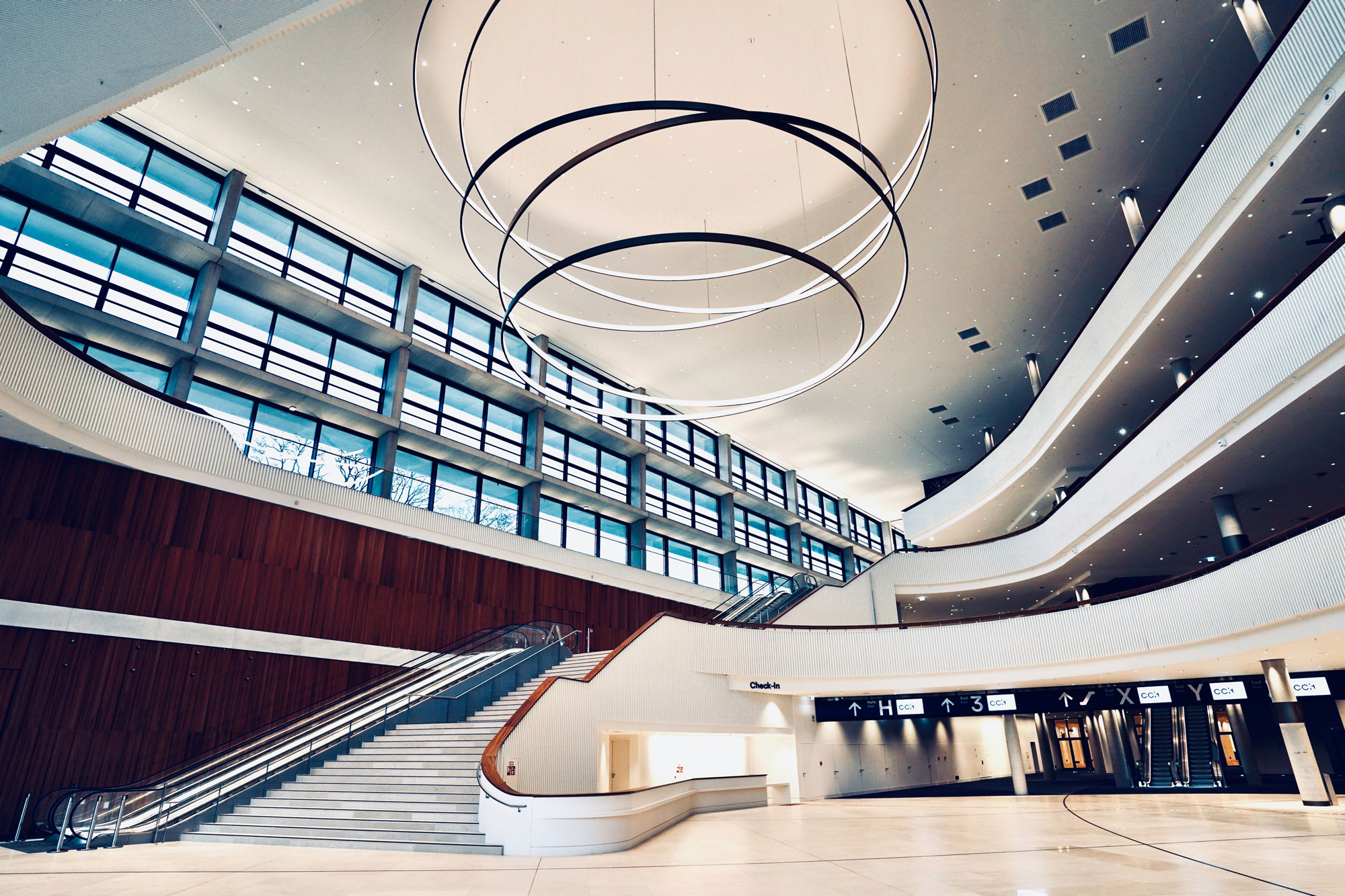 CCH - Congress Center Hamburg: Eingangshalle / Ergeschoss-Foyer