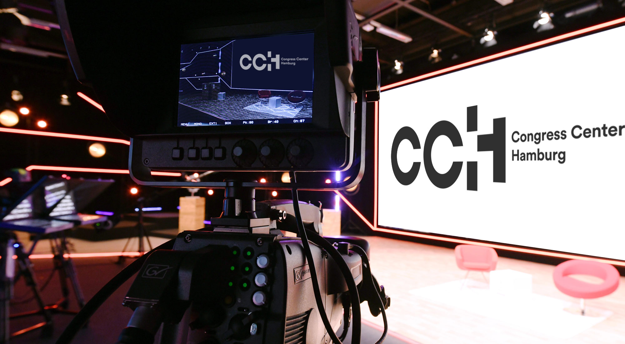 Blick auf eine Bühne, CCH Logo auf der Leinwand 