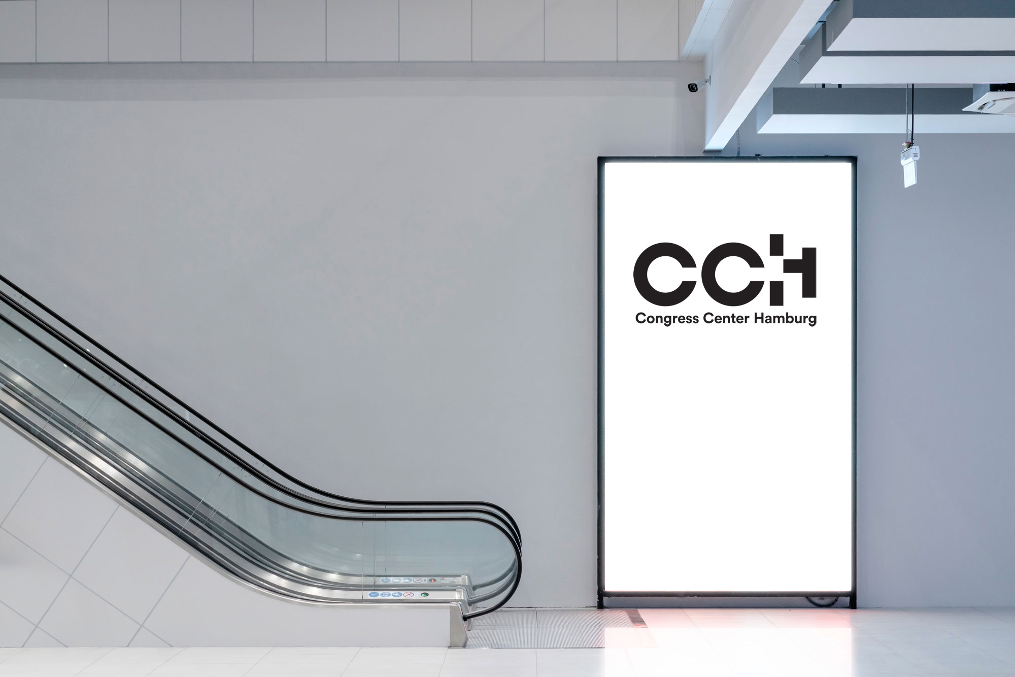 Rolltreppe daneben Stele mit CCH-Logo