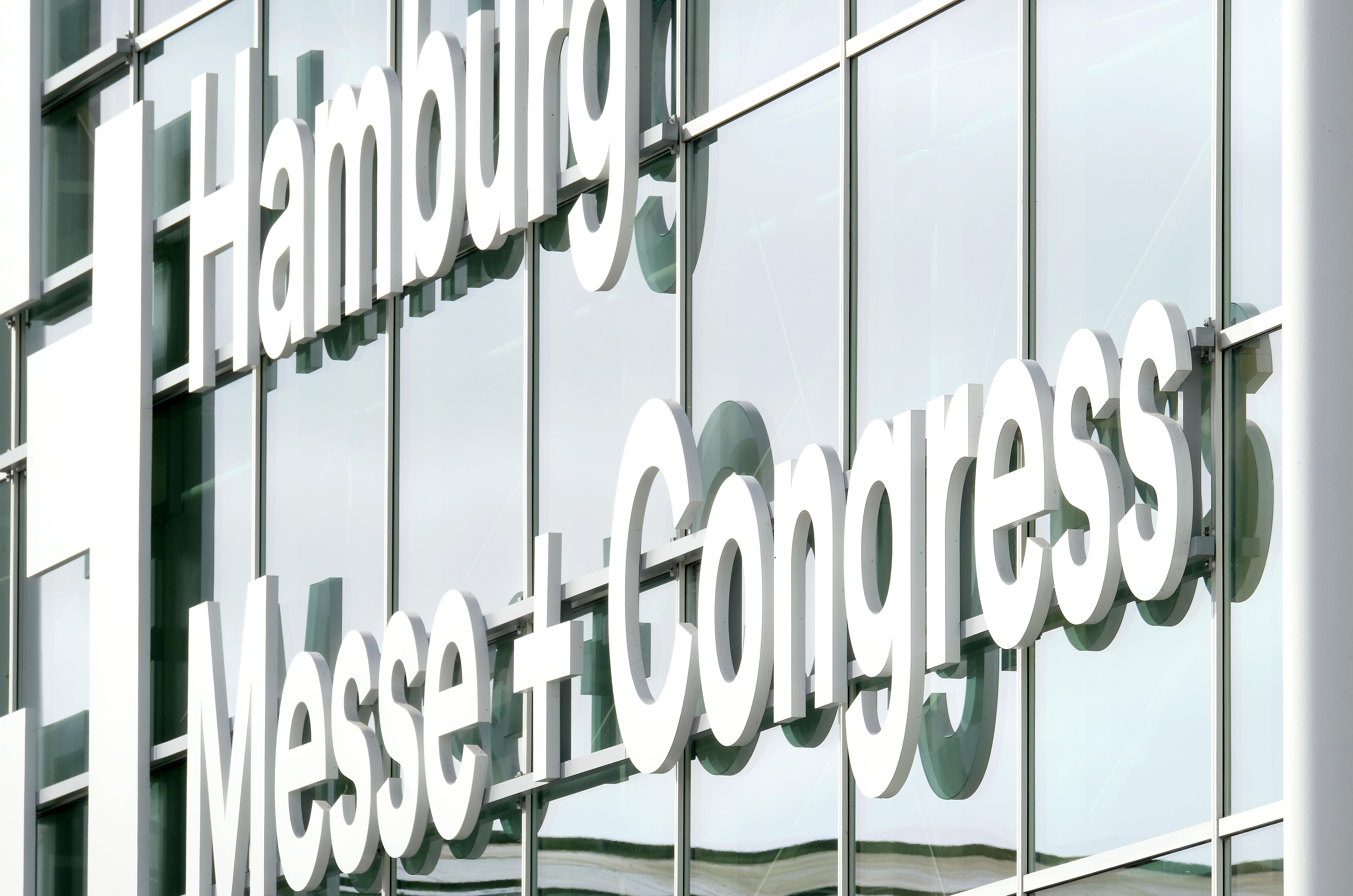 Schriftzug Hamburg Messe + Congress an der Aussenfassade des Messegebäudes in Hamburg 
