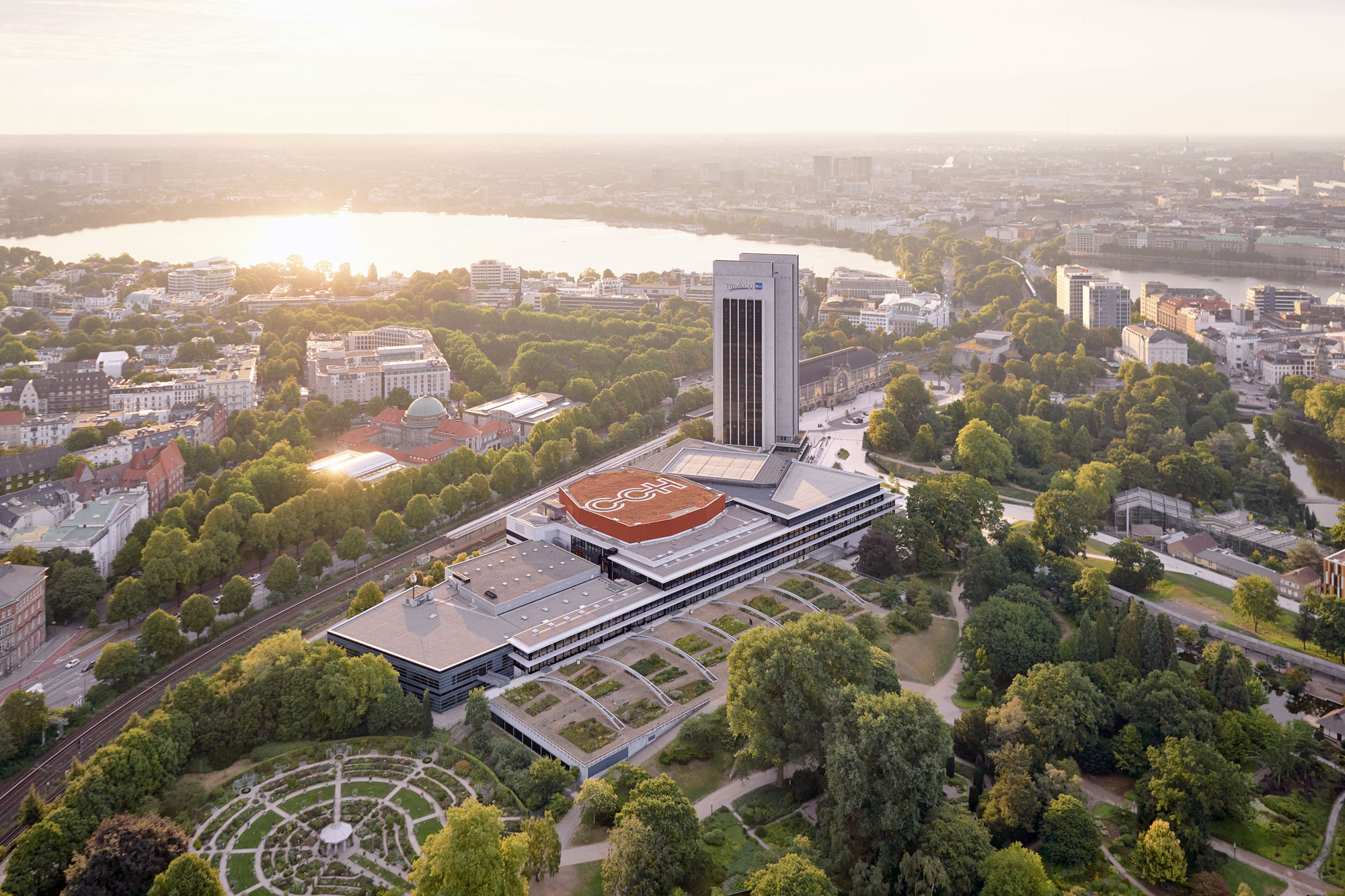 Hamburg Vogelperspektive CADMAN / Hamburg Messe und Congress Hamburger Außenalster in der Vogelperspektive, im Vordergrund zu sehen das alte CCH und das Radisson Hotel